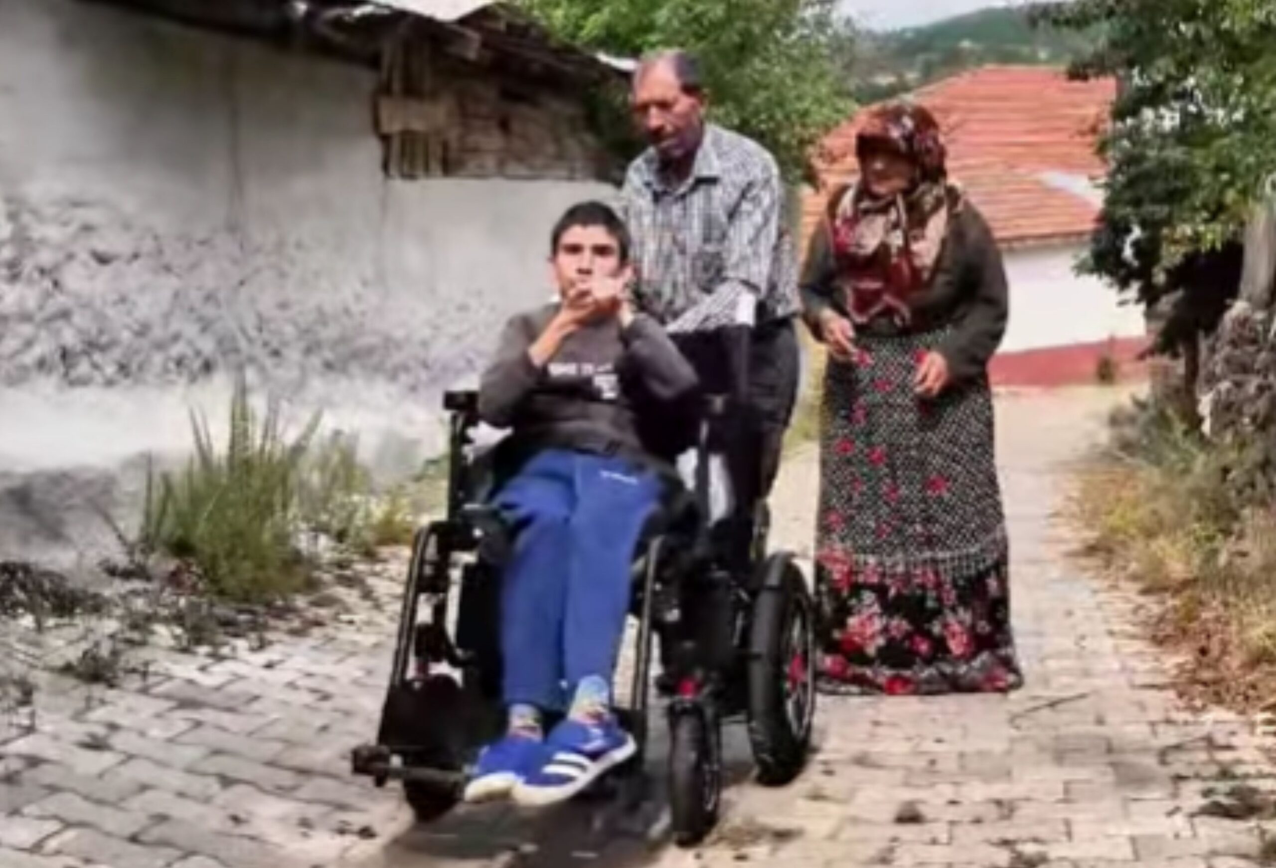 ENGELLİ GENCE GEDİZ BELEDİYESİNDEN AKÜLÜ TEKERLEKLİ SANDALYE DESTEĞİ