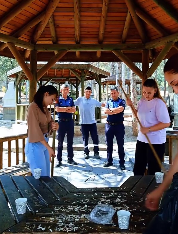 Gediz Belediyesi’nden Çevre Temizliği İçin Mizahi Uyarı: “Kirleten Temizler!”