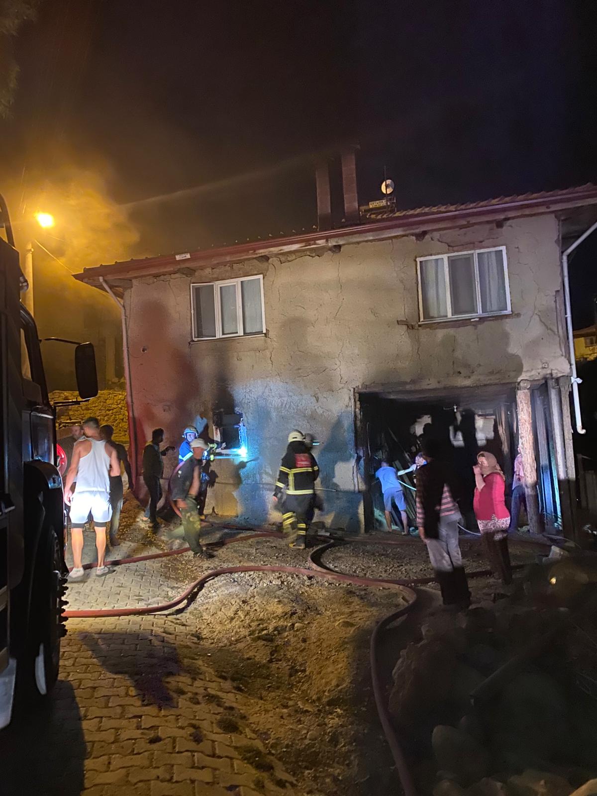 GEDİZ’DE SAMANLIK YANGINI: CAN KAYBI YAŞANMADI