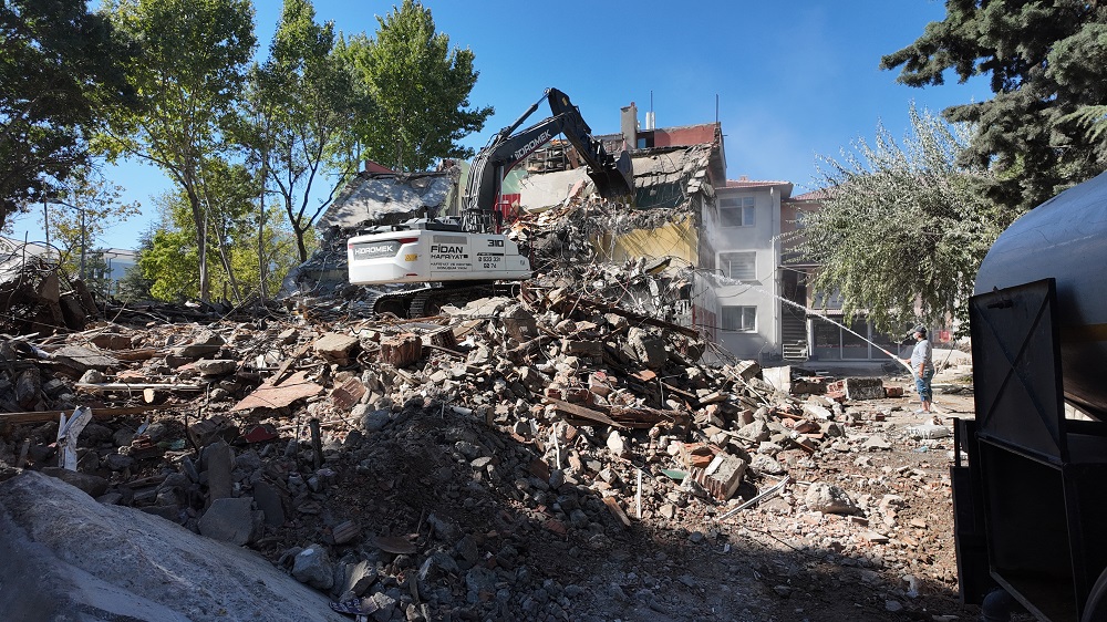 GEDİZ’DE 43 YILLIK KIZILAY İŞ HANI YIKILDI