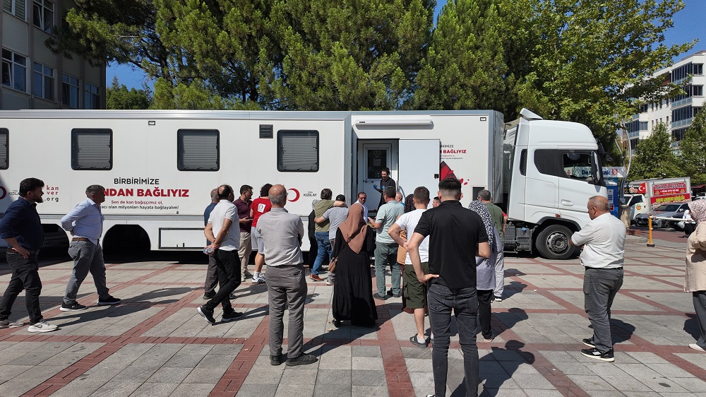 GEDİZ’DE KIZILAY KAN BAĞIŞI KAMPANYASINA YOĞUN İLGİ: TERMOS HEDİYESİ REKOR GETİRDİ