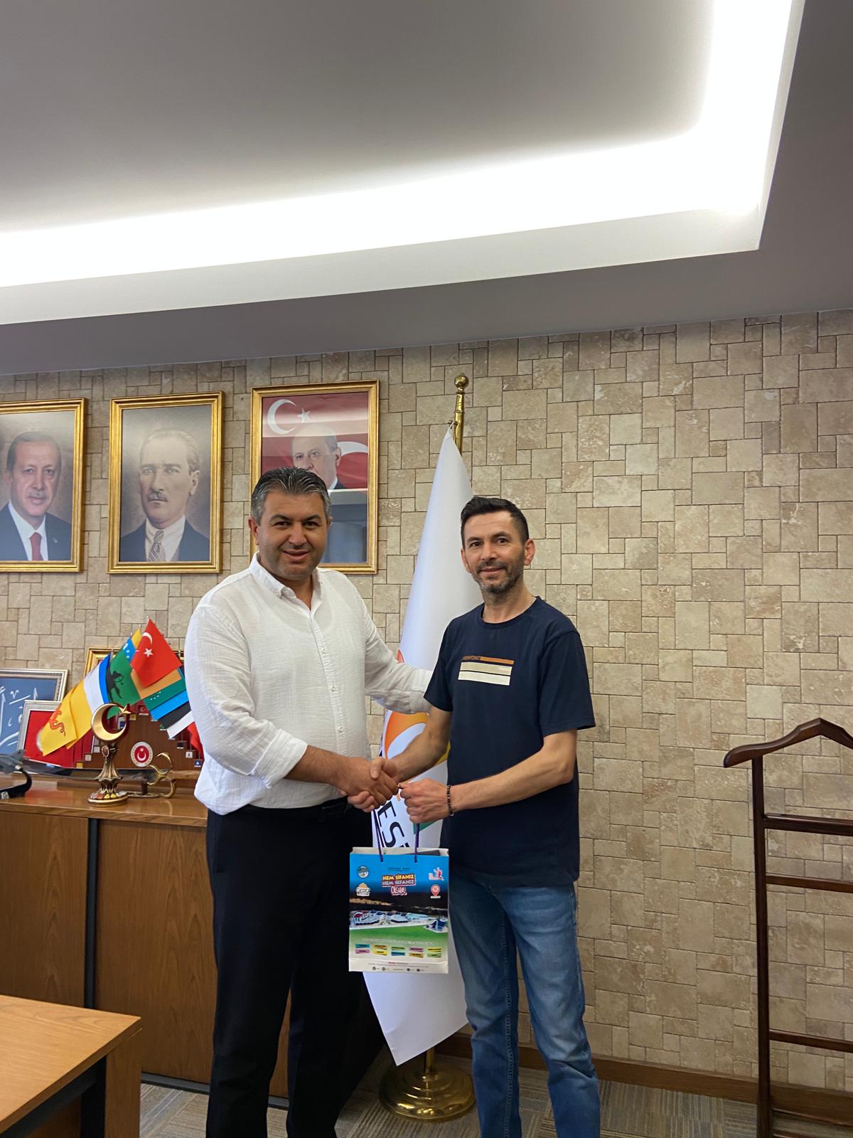 Gediz Belediyesi’nden “Temiz Şehir” Sosyal Deneyi: Duyarlı Vatandaş İsmail Karakoyun Ödüllendirildi!