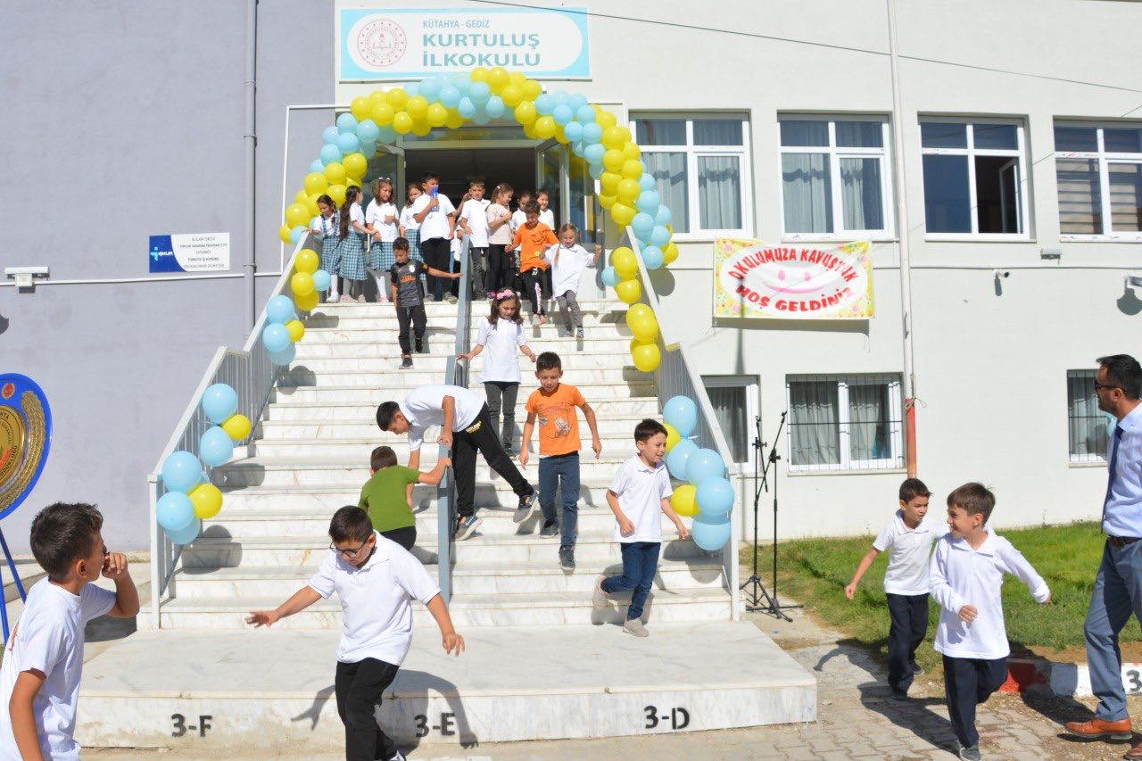 Gediz’de Okul Kıyafeti Tartışması: “Serbest mi, Tek Tip mi?”