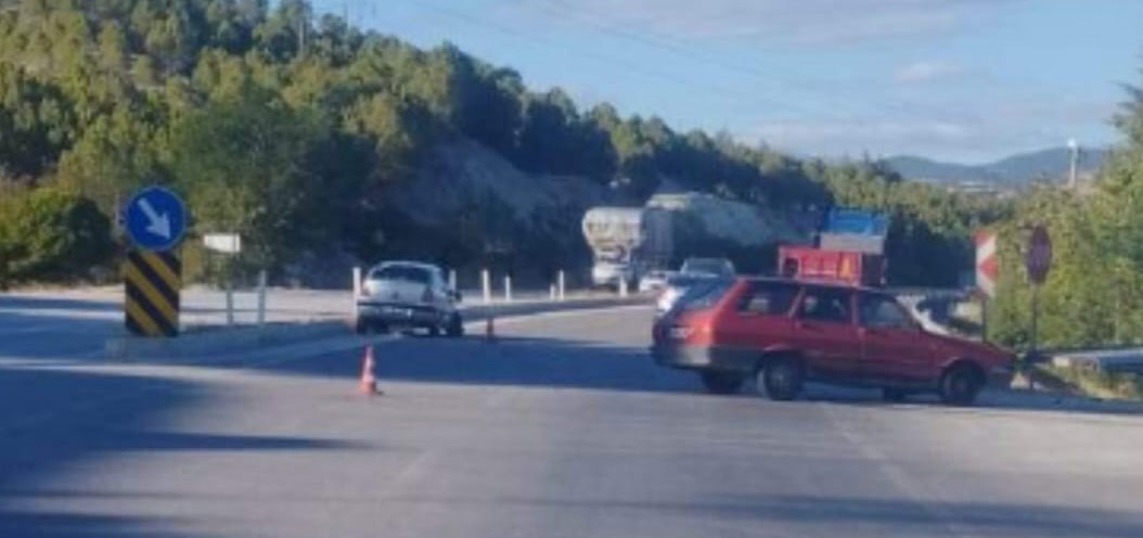 Gediz-Kütahya Karayolunda Trafik Kazası: İki Kişi Yaralandı