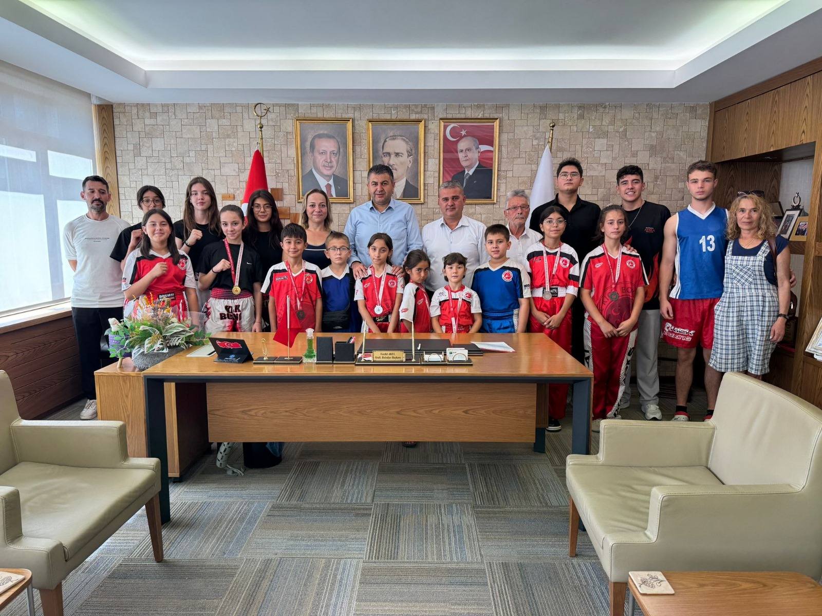 Gedizli Şampiyon Kick Boksçular Belediye Başkanı Akel’i Ziyaret Etti
