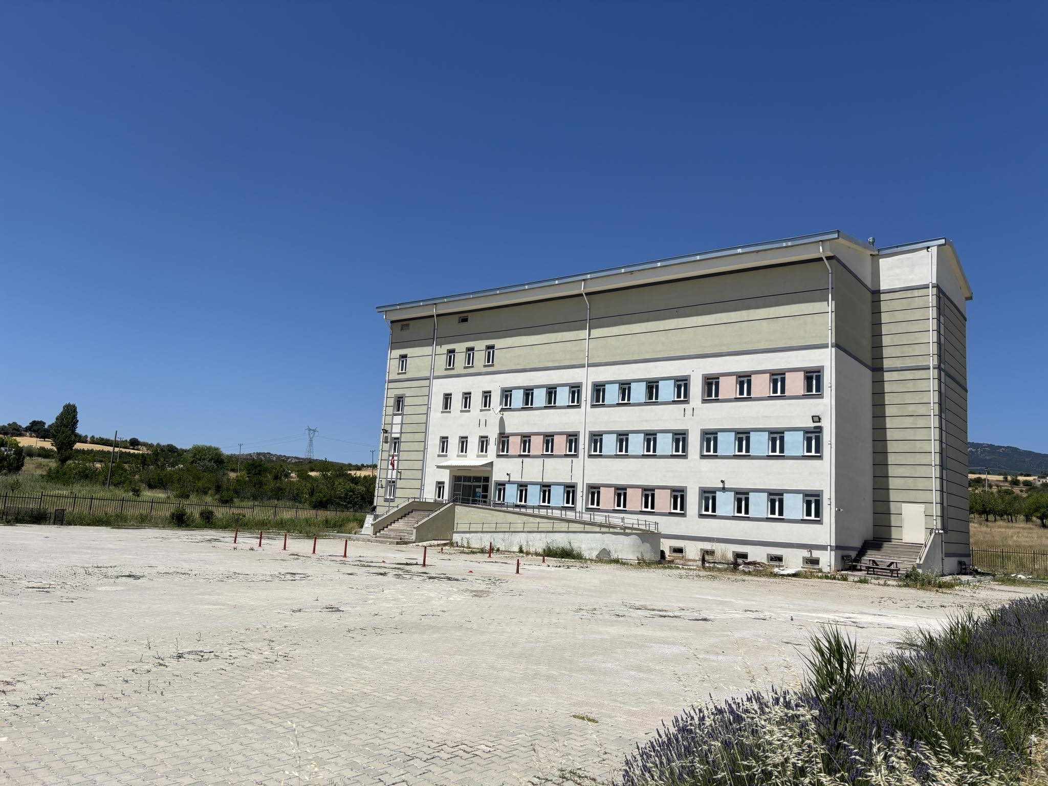 Gediz’de Yeni Bir İlkokul Açıldı: Adnan Menderes İlkokulu