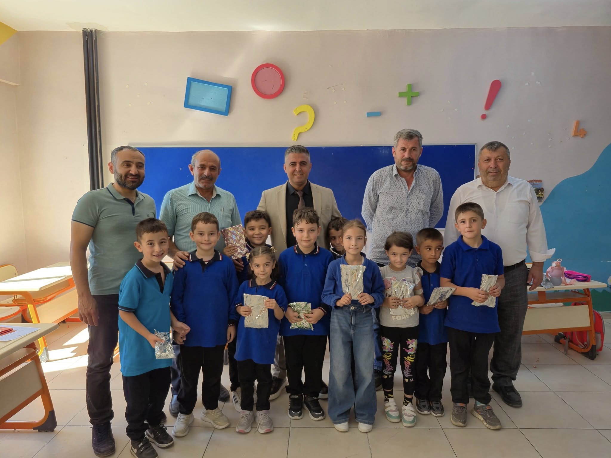 Yenikent Belediye Başkanı Cumali Öztürk’ten Öğrencilere Anlamlı Hediye