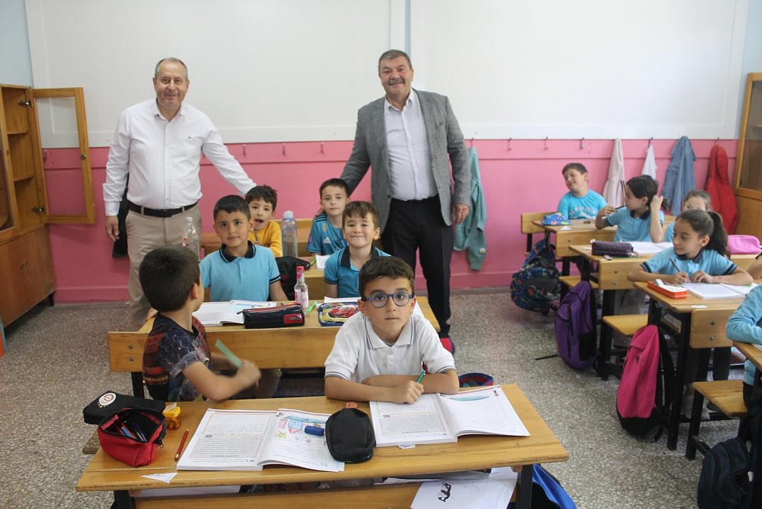 Eskigediz Belediyesi Öğrencilere Kırtasiye Yardımında Bulundu