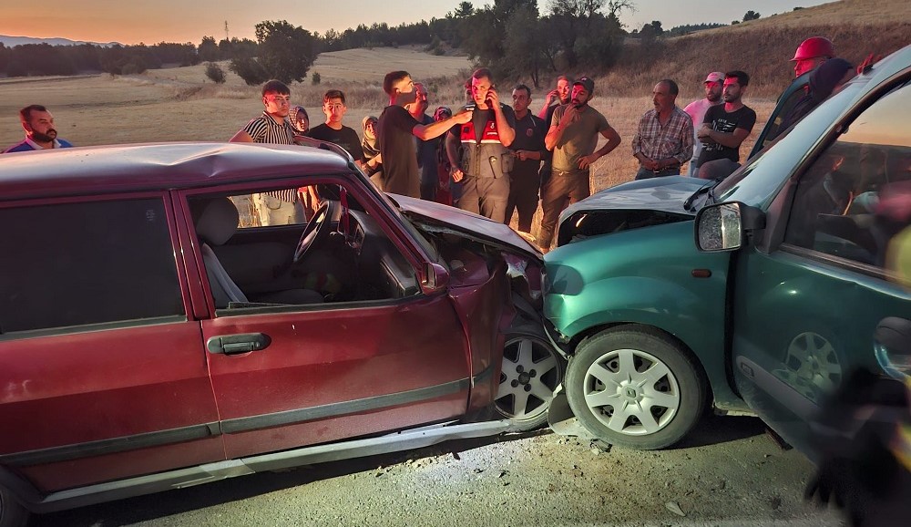 Gediz-Murat Dağı Yolu’nda Feci Kaza: 2 Ölü, 1 Yaralı