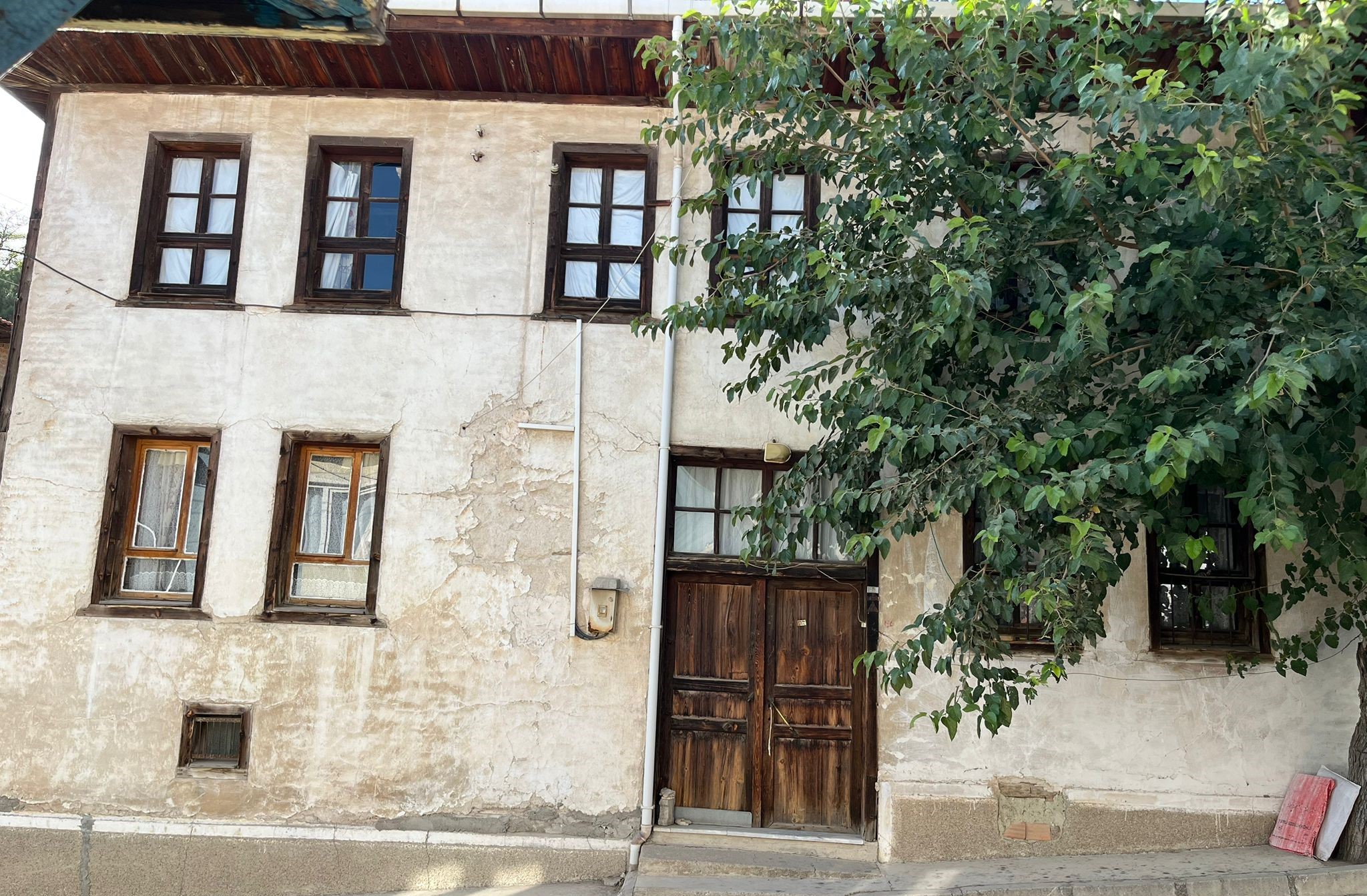 Eskigediz’de Doğalgaz Çalışmaları Devam Ederken, Tescilli Binalara Tadilat Yasağı Getirildi