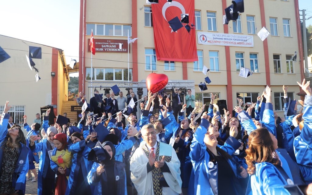 Şaphane Meslek Yüksekokulu’ndan DGS’de Büyük Başarı: 16 Öğrenci Lisans Programlarına Yerleşti