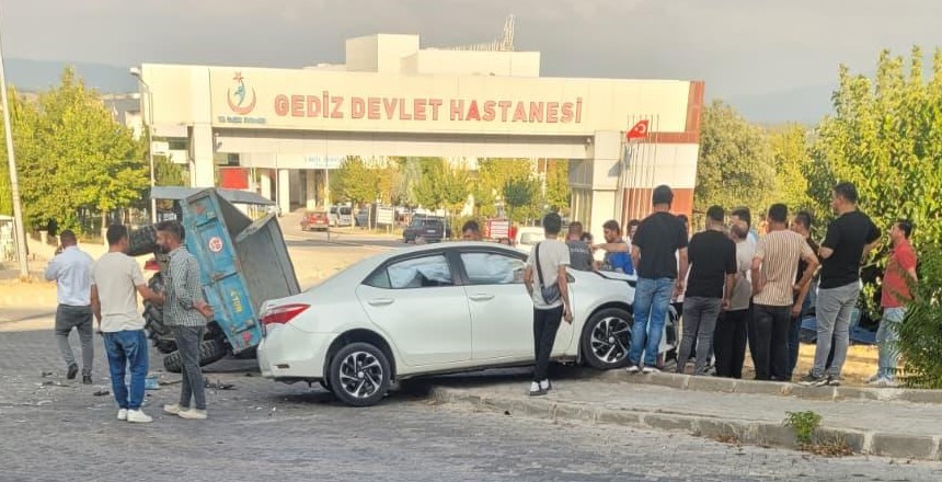 Gediz’de Trafik Kazası: Otomobil ve Traktör Çarpıştı, 1 Kişi Yaralandı
