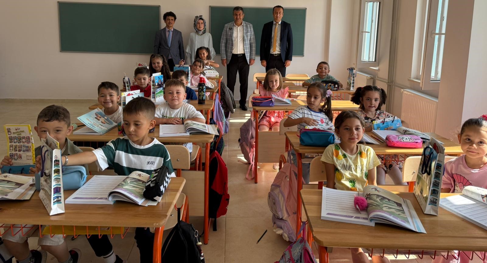 Gediz Belediye Başkanı Akel’den Minik Öğrencilere Kırtasiye Hediyesi