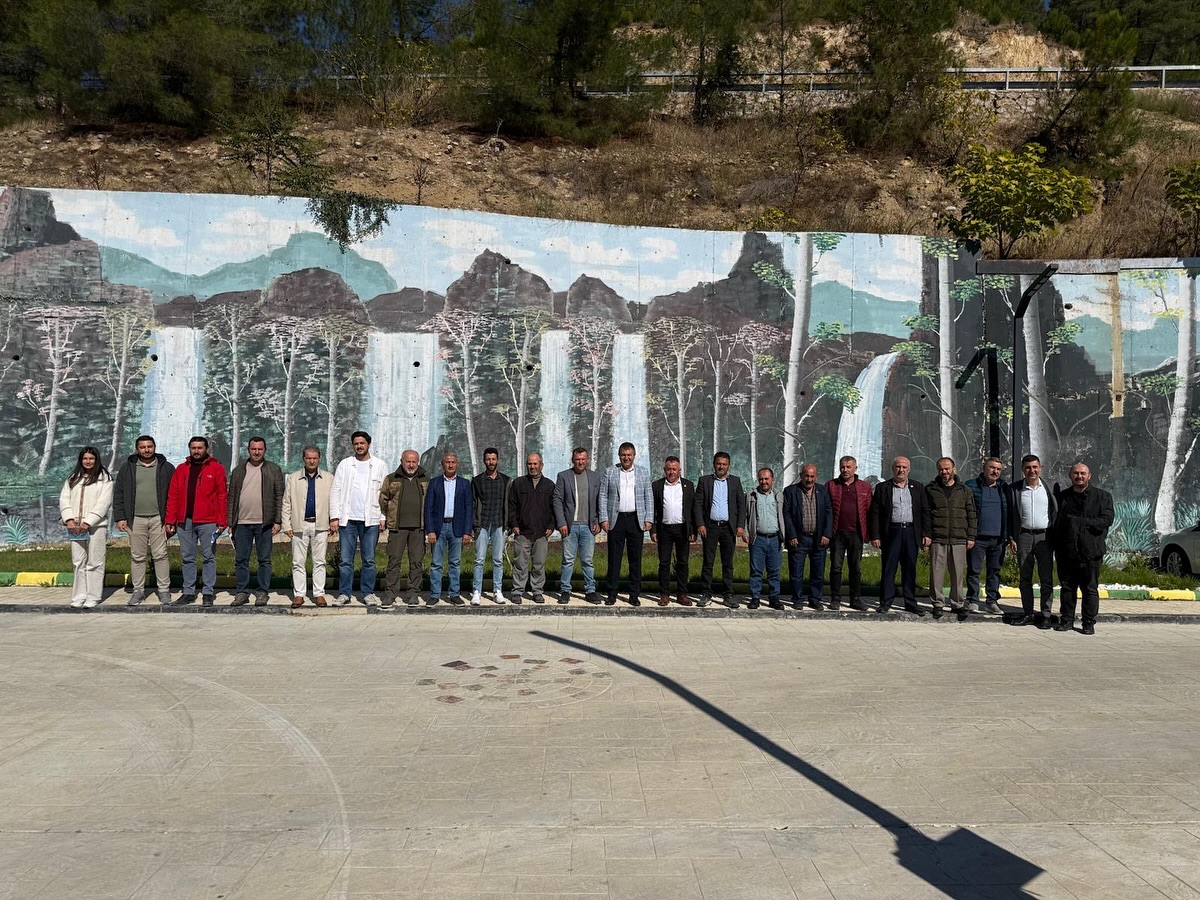 Gediz’in Yeni Mahalleleriyle İlk Toplantı: Başkan Akel, Muhtarlarla Ilıca’da Bir Araya Geldi