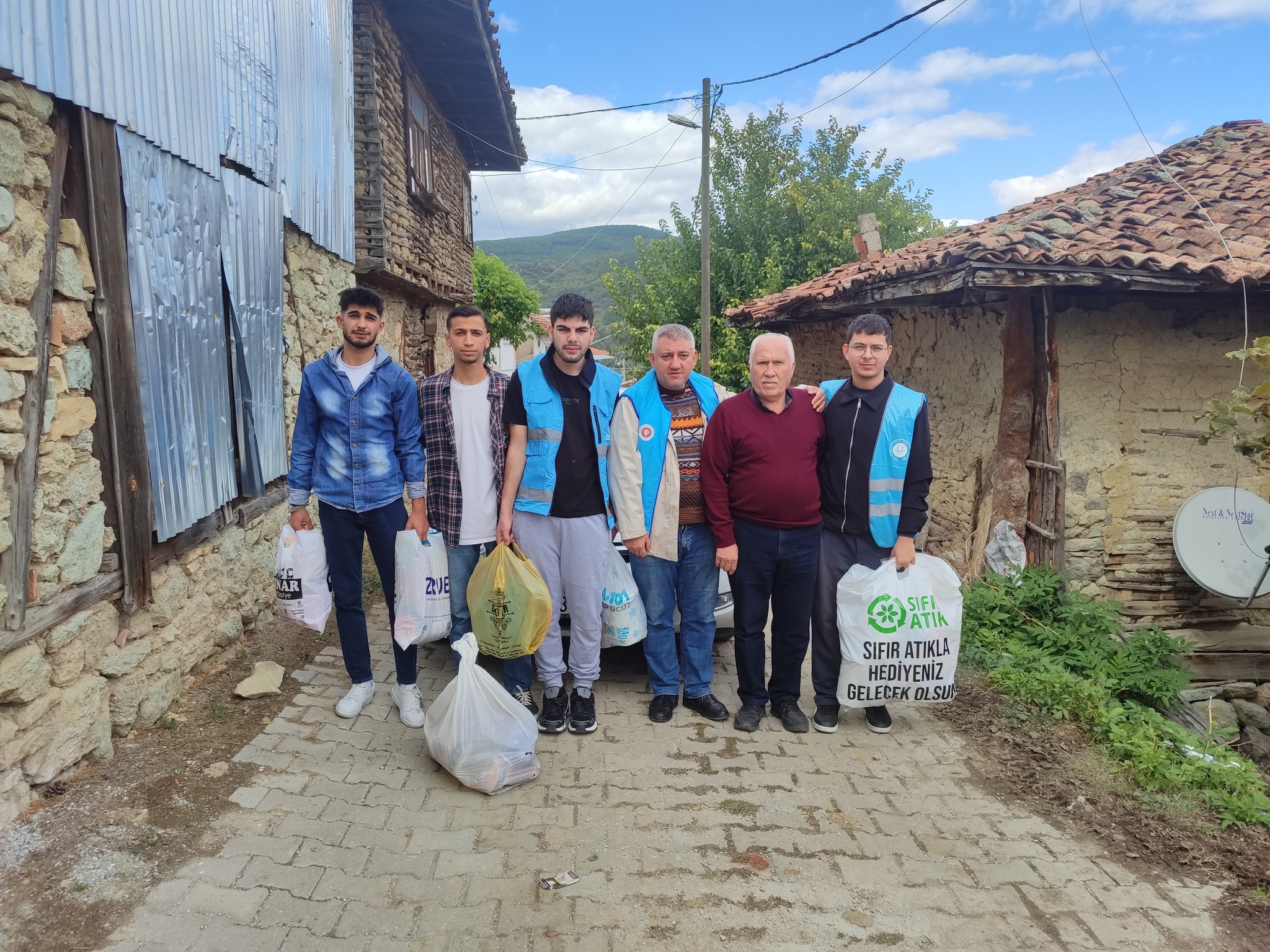 Köpenez Köyü’ndeki Yangınzedelere Yardım Eli: TDV ve KYK Öğrencilerinden Anlamlı Destek