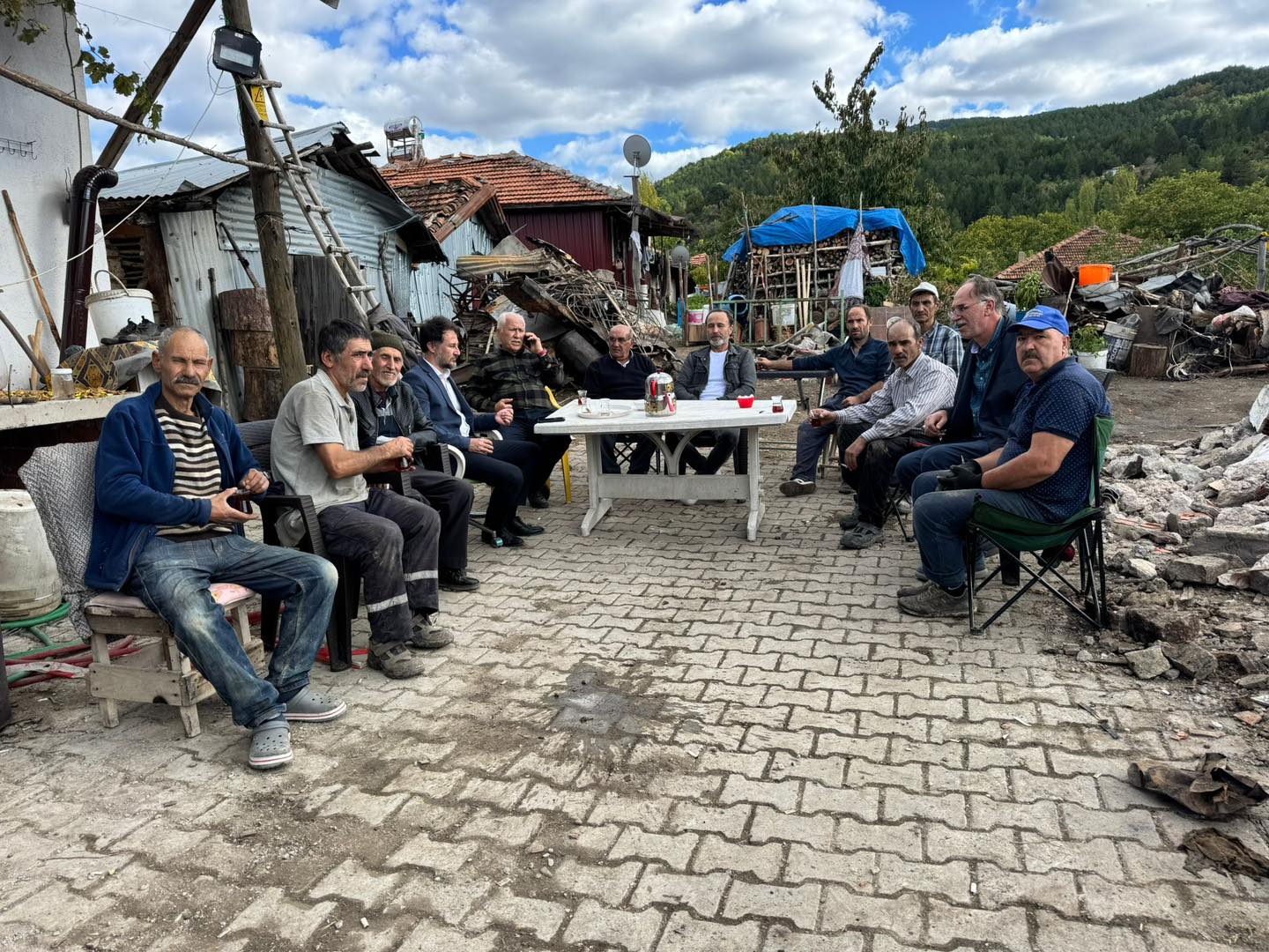 AK Parti Gediz Heyeti, Yangın Mağdurlarıyla Bir Araya Geldi: “Yaraları Saracağız”