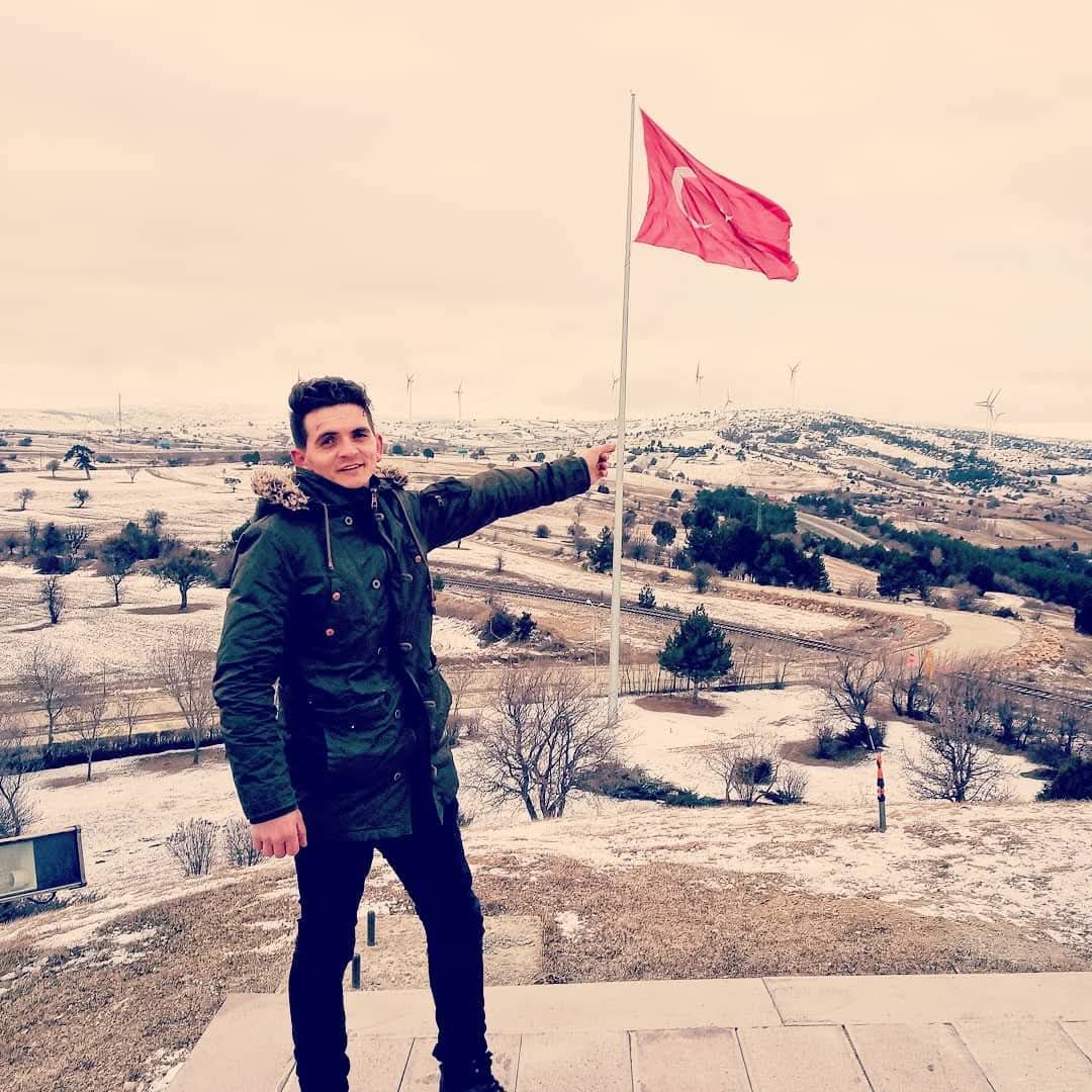 İzmir’de Korkunç Kaza: Gedizli Genç Balkondan Düşerek Hayatını Kaybetti