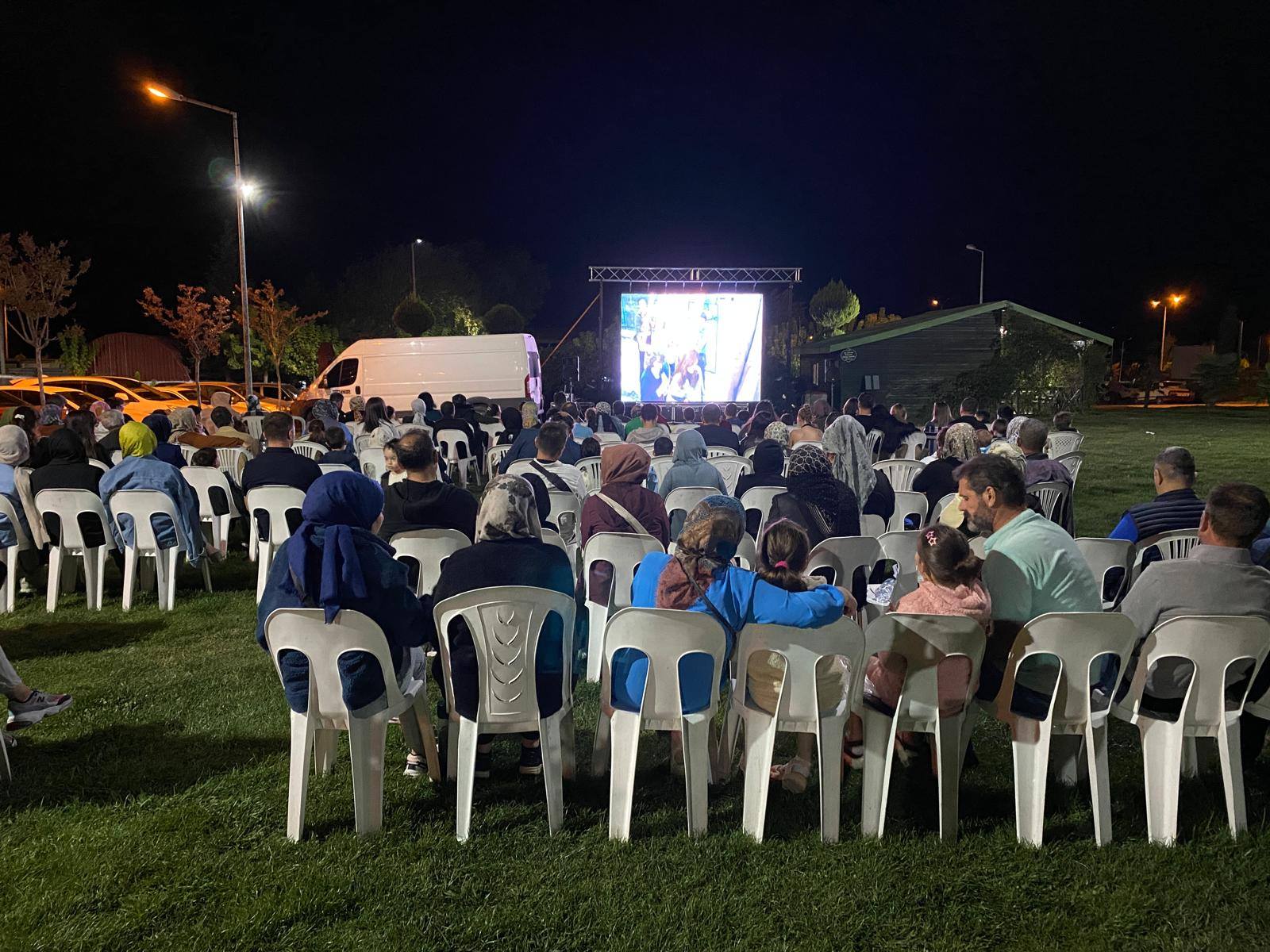 Gediz’de Nostalji Rüzgârı: Açık Hava Sinemasında Yeşilçam Klasiği ‘Gülen Gözler’ İzleyicisiyle Buluştu