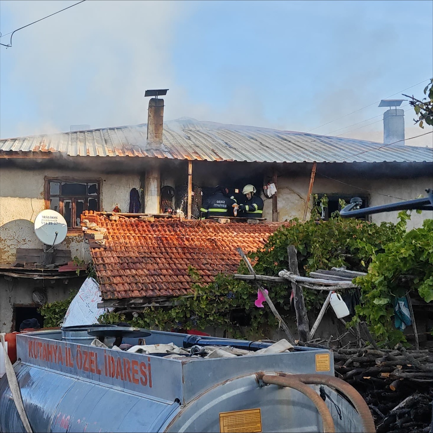 Şaphane Üçbaş Köyü’nde Korkutan Yangın: Ahşap Ev Kül Oldu, Yangın Güçlükle Kontrol Altına Alındı