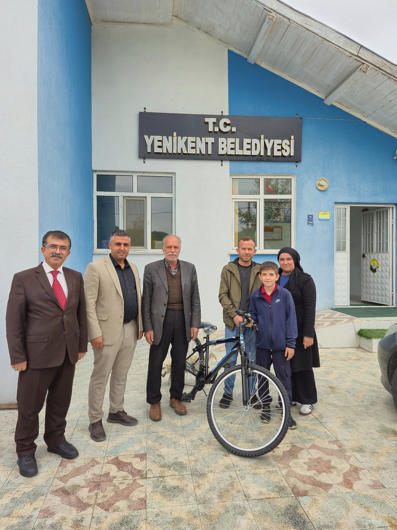 Yenikent’te Örnek Öğrenciye Başkan Öztürk’ten Bisiklet Hediyesi