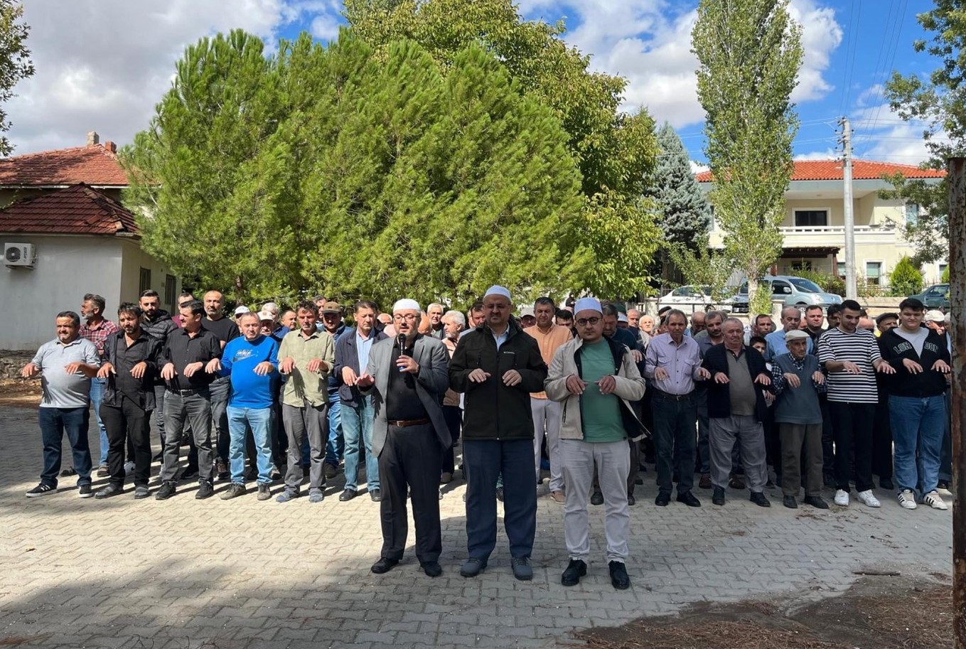 Gediz’de Dualar Aralıksız Sürüyor: Dörtdeğirmen Köyü’nde Yağmur Duası