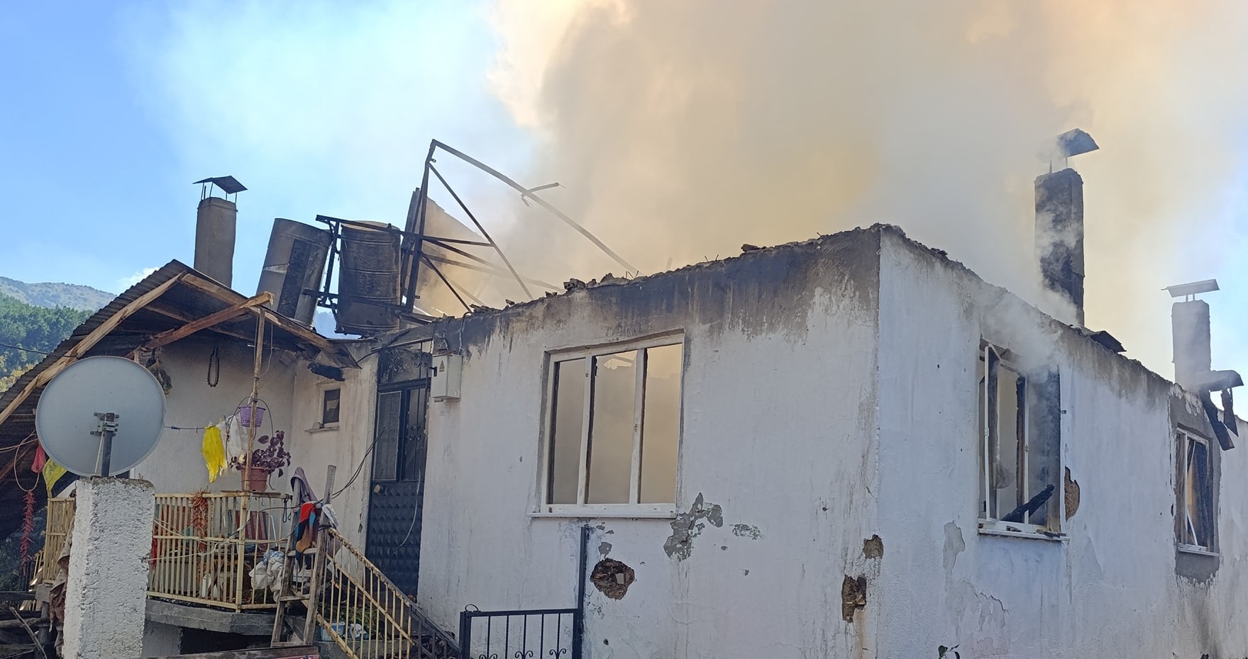 Gediz Köpenez Köyü’nde Yangın Faciası: İki Ev Kül Oldu