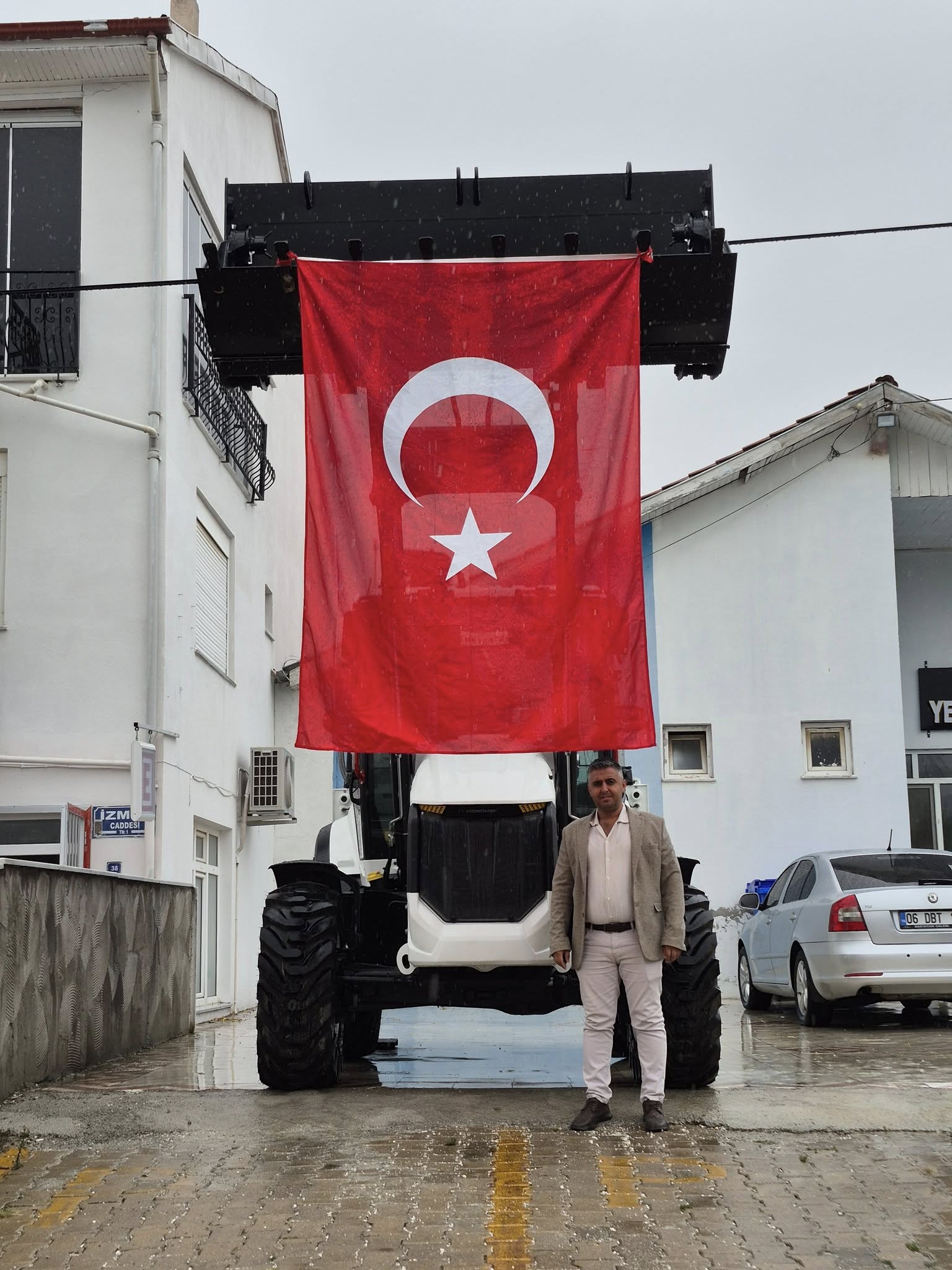 Yenikent Belediyesi’ne Bakanlıktan Güçlü Destek: Yeni Kazıcı ve Yükleyici Araç Envantere Girdi