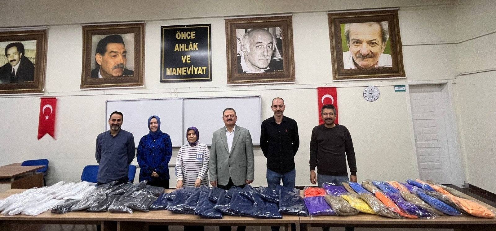 Halk Eğitim’den Anlamlı Dayanışma: Kışlık Kıyafetler İhtiyaç Sahiplerine Ulaştırılmak Üzere Teslim Edildi