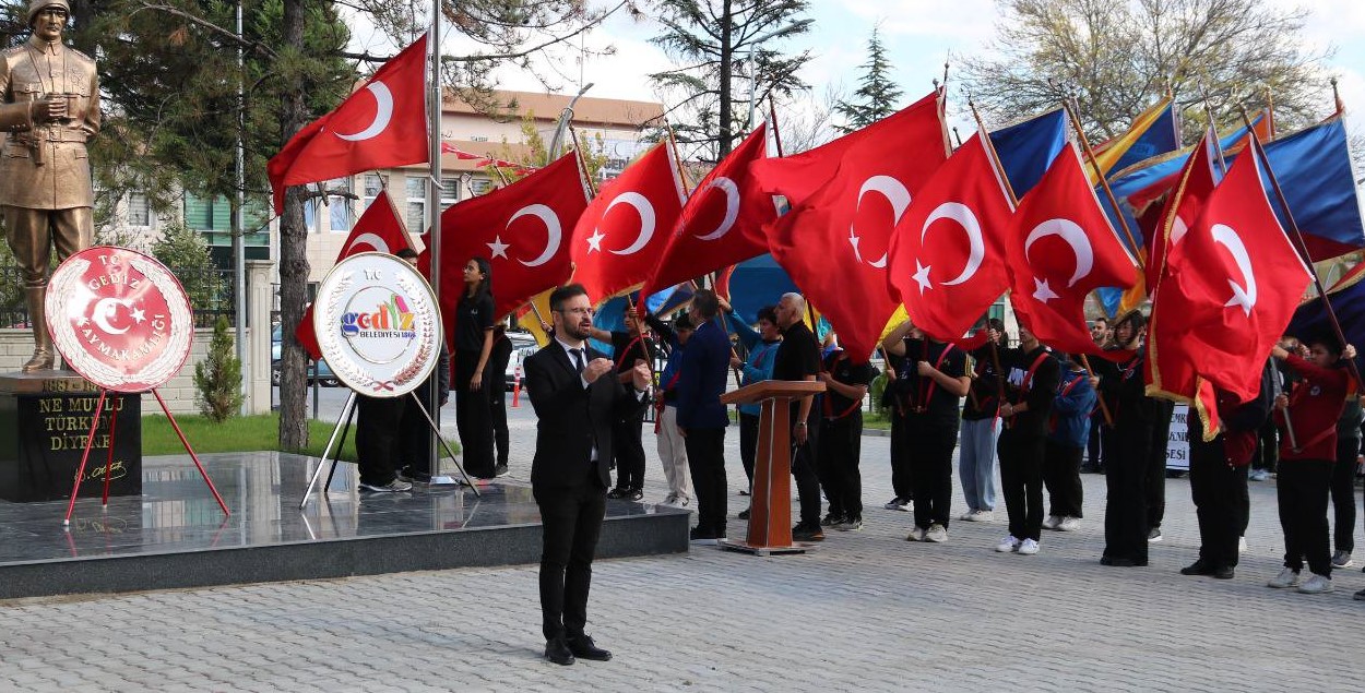 Gediz’de 29 Ekim Cumhuriyet Bayramı Kutlamaları Çelenk Sunma Töreniyle Başladı