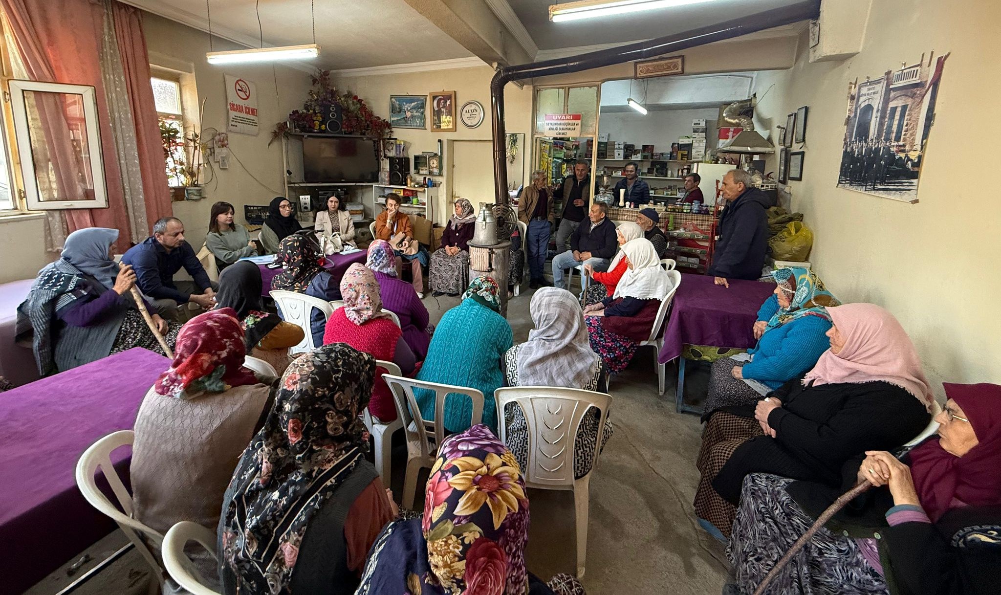 Gediz Sağlık Müdürlüğü Ekipleri Köylerde Eğitimlere Devam Ediyor: Saruhanlar Köyü’nde Geriatri Eğitimi Verildi
