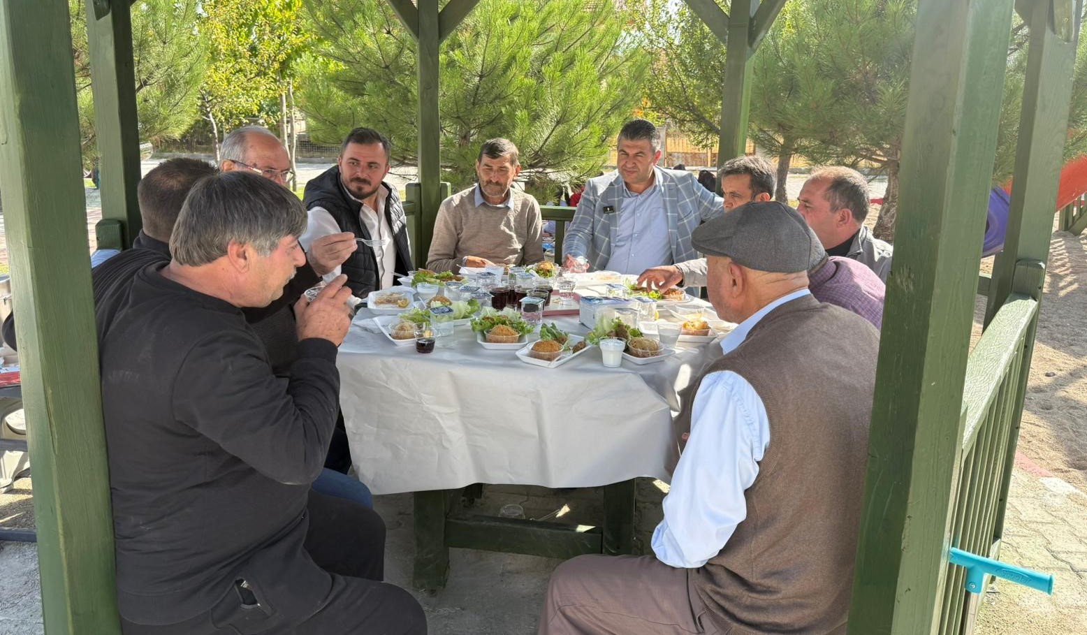 Başkan Akel’den Umurbey Mahallesi Sakinlerine Sürpriz Ziyaret: “Görevimiz Gediz’imize Bakmak”