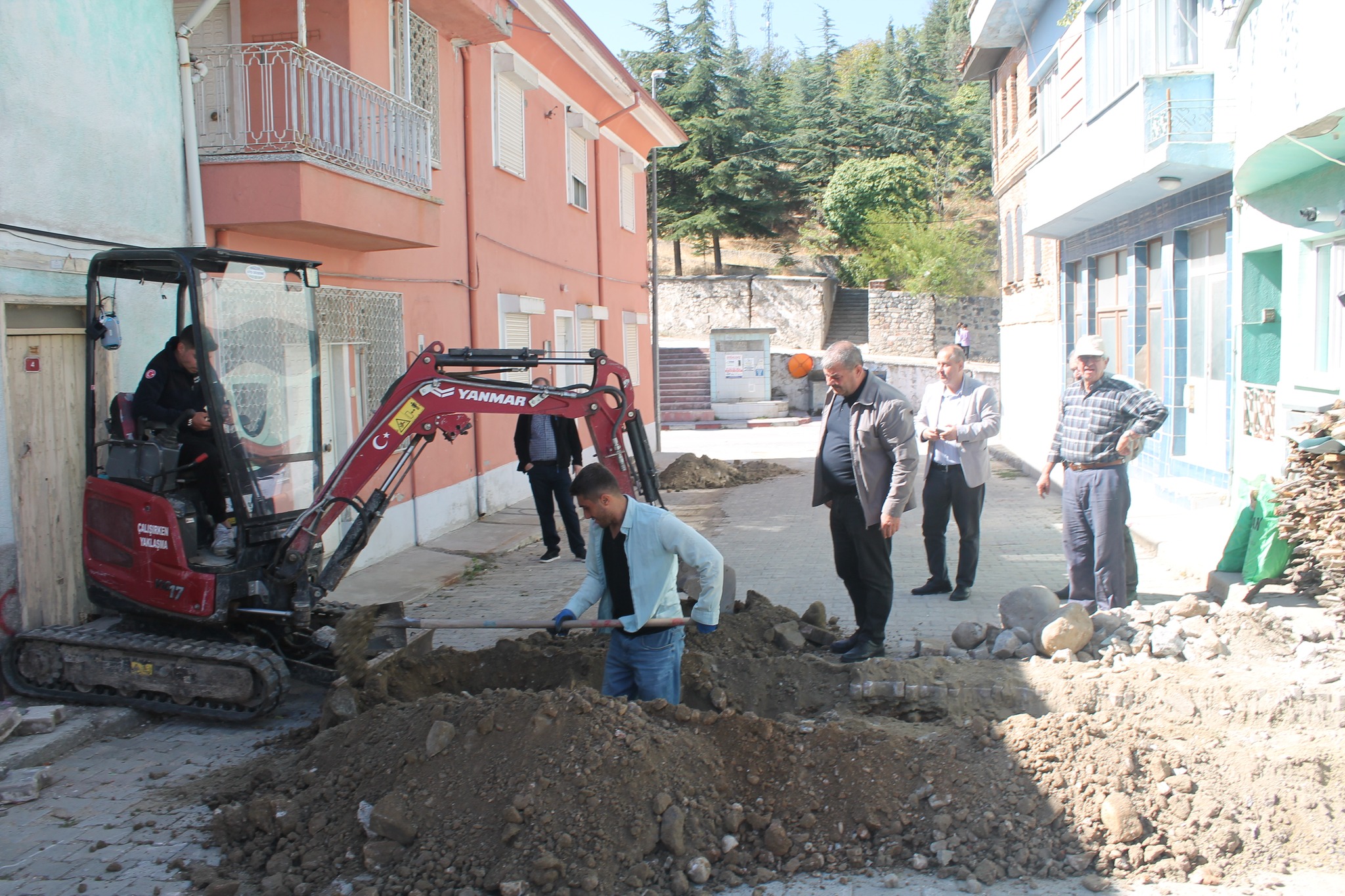 Eskigediz’de Doğalgaz Çalışmaları Hız Kesmiyor: Bozulan Yollar Onarılıyor