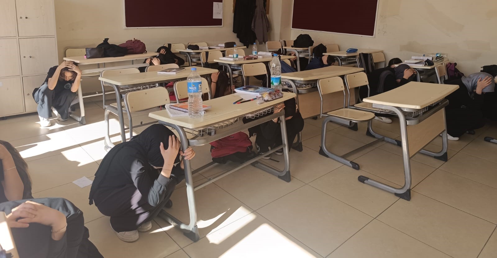 Gediz Kız Anadolu İmam Hatip Lisesi’nde Deprem ve Tahliye Tatbikatı Gerçekleştirildi