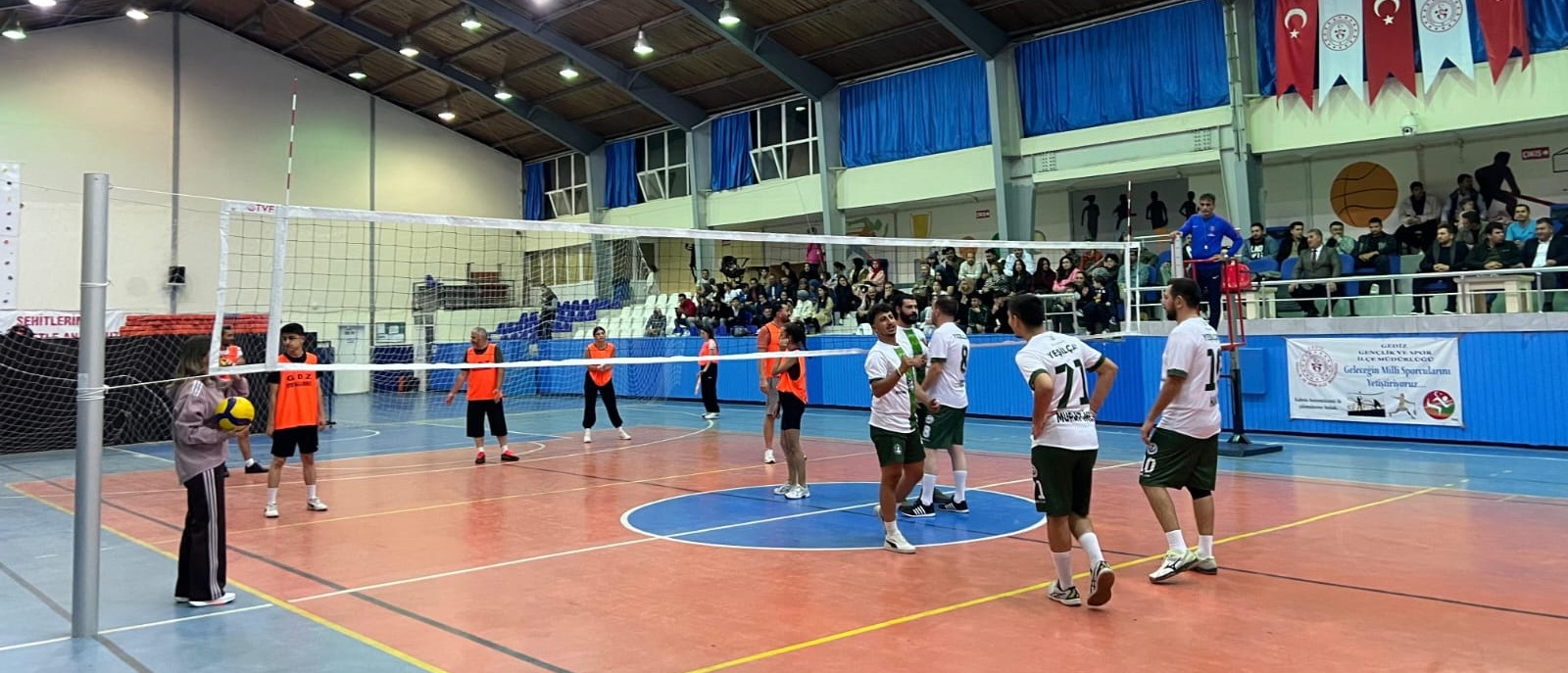Gediz’de Cumhuriyet Kupası Voleybol Turnuvası Başladı: Kurumlar Arası Rekabet Başladı