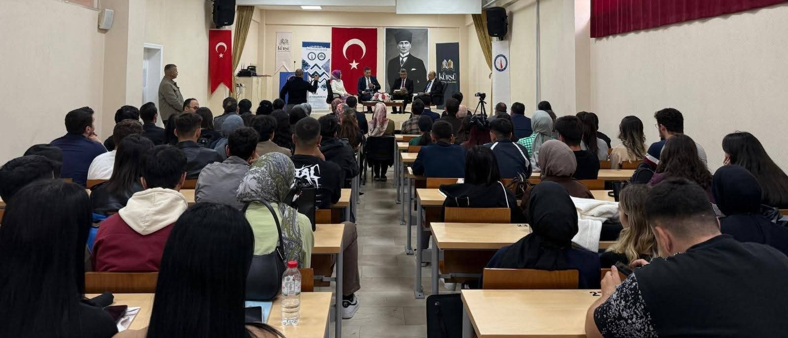 Gediz’de “Modern Mısır” Gündemi: Kürsü Okuma Kulübü, Dumlupınar Rektörünün Eserini Tartıştı