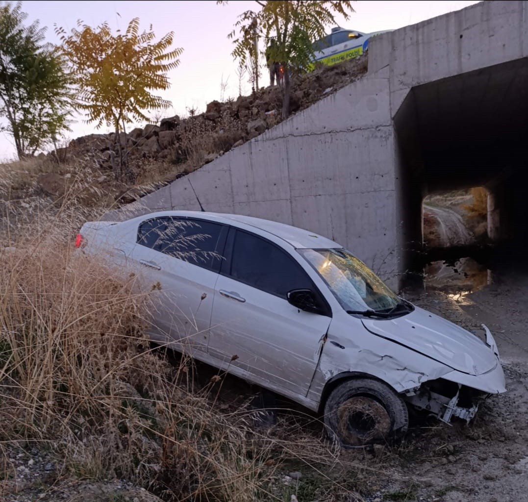Otomobil Dereye Düştü, 2 Kişi Yaralı