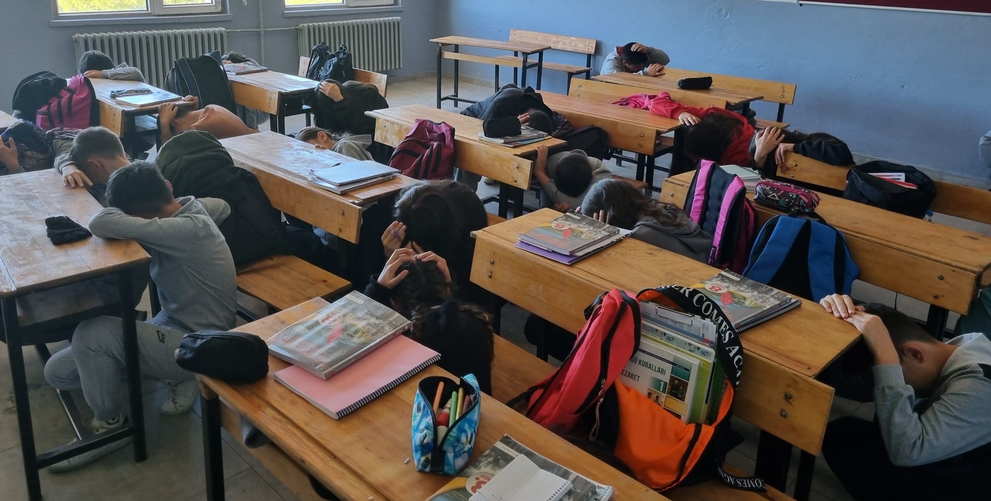 Gediz’de Afet Hazırlığı Tam Not Aldı: Milli Eğitim Müdürlüğü Başarılı Tahliye Tatbikatı Gerçekleştirdi