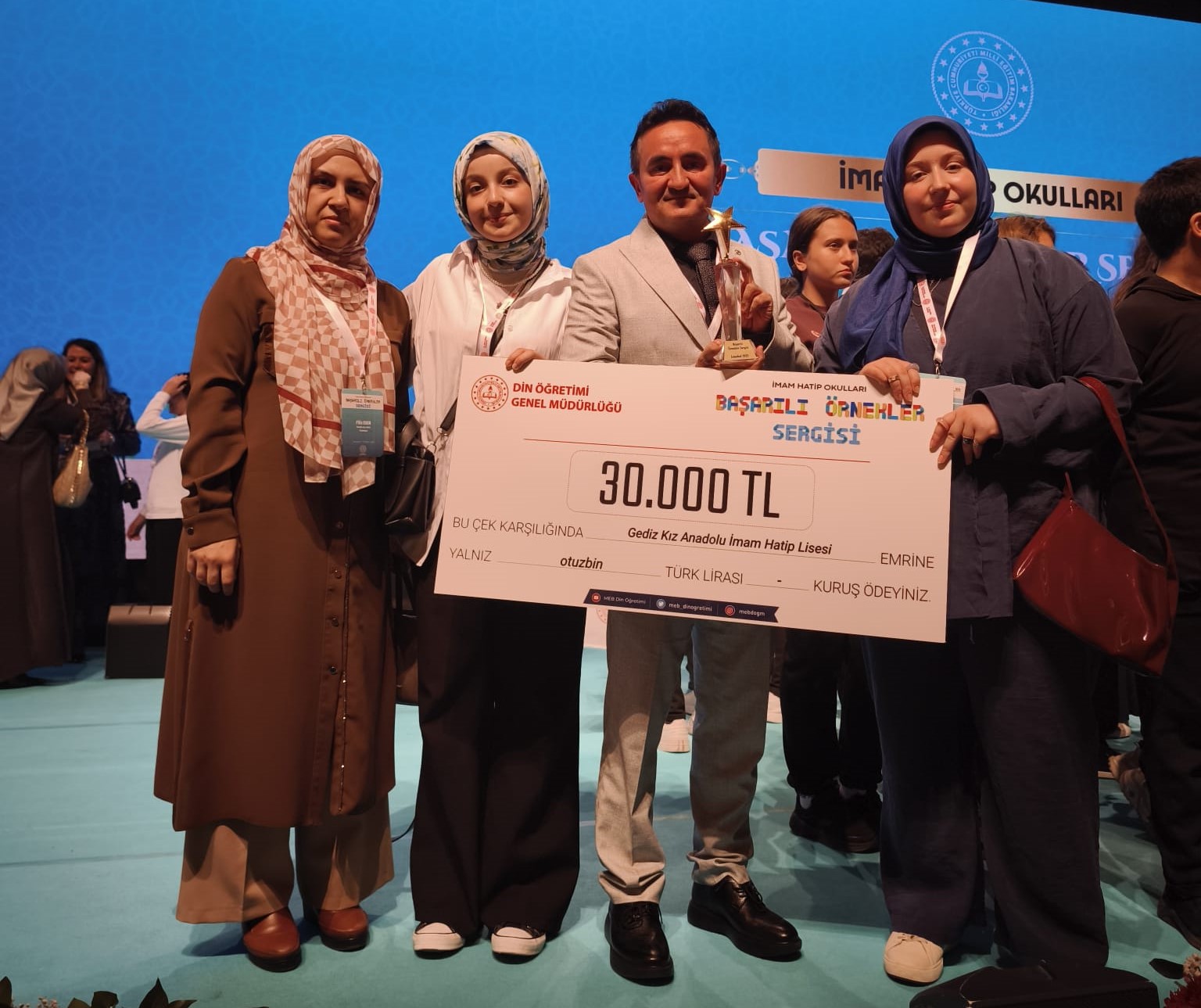 Gediz Kız Anadolu İmam Hatip Lisesi’nden Sanatta Tarihi Başarı: “Kırık Çerçeve” Türkiye Birincisi