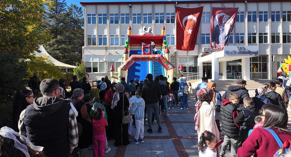 Gediz Belediyesi’nden 29 Ekim Çocuk Şenliği: Cumhuriyet Coşkusu Oyunlarla Kutlandı