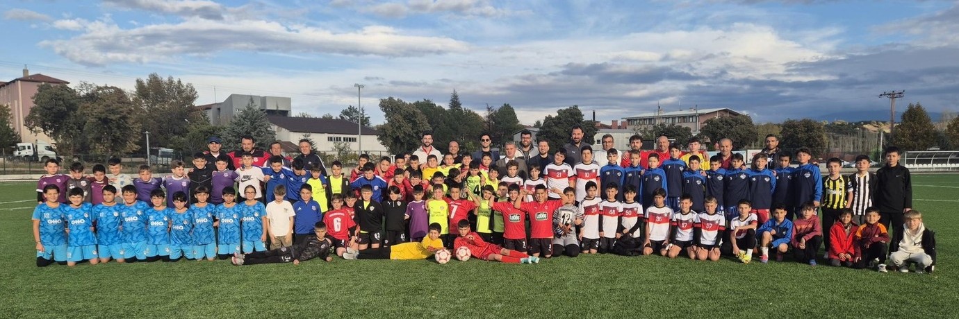 Gediz Belediyesi Atatürk’ü Anma U12 Futbol Turnuvası Sona Erdi: Kazanan Dostluk Oldu