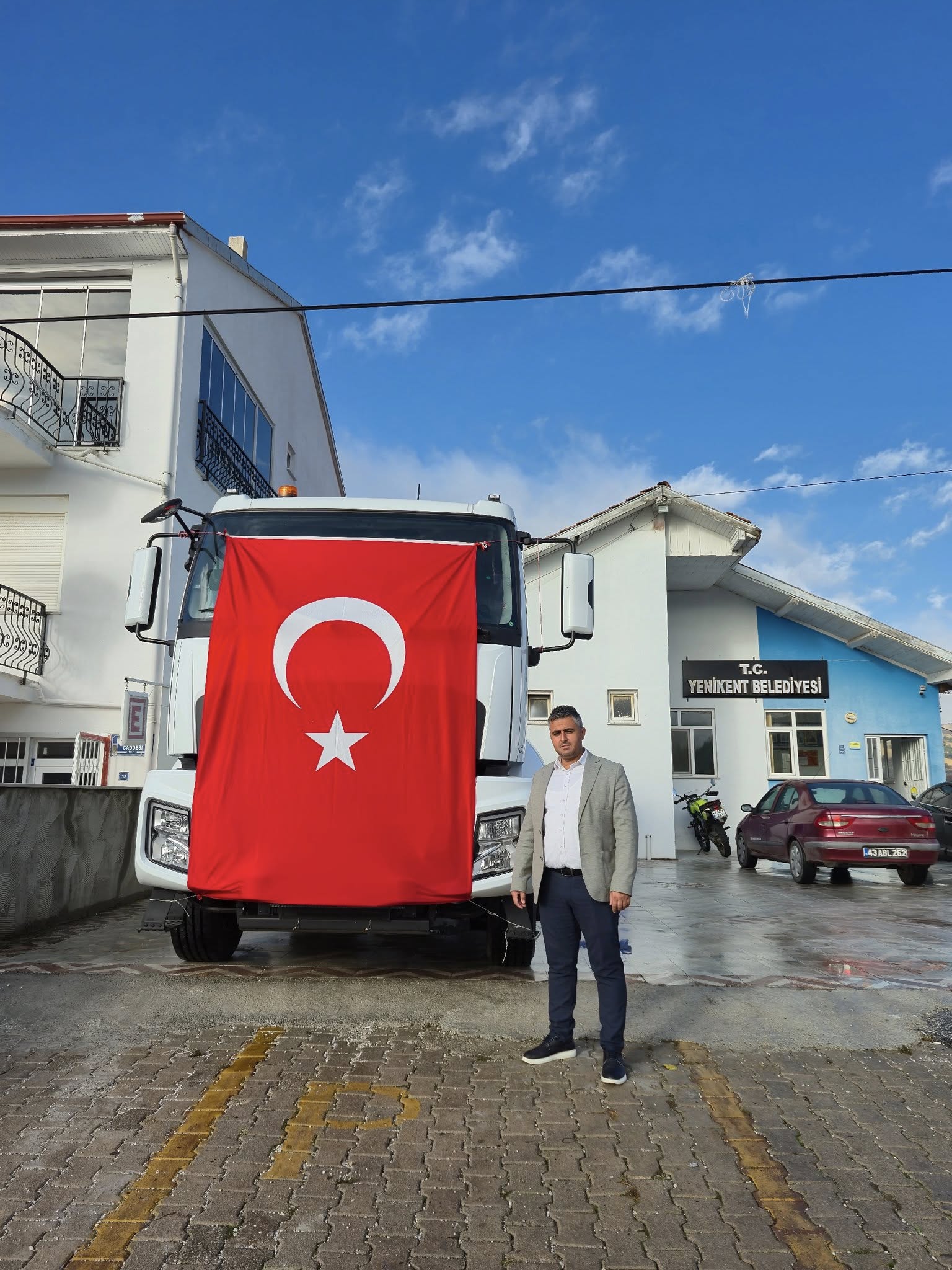 Yenikent Belediyesi’ne Çevre ve Şehircilik Bakanlığı’ndan Yeni Çöp Kamyonu Desteği