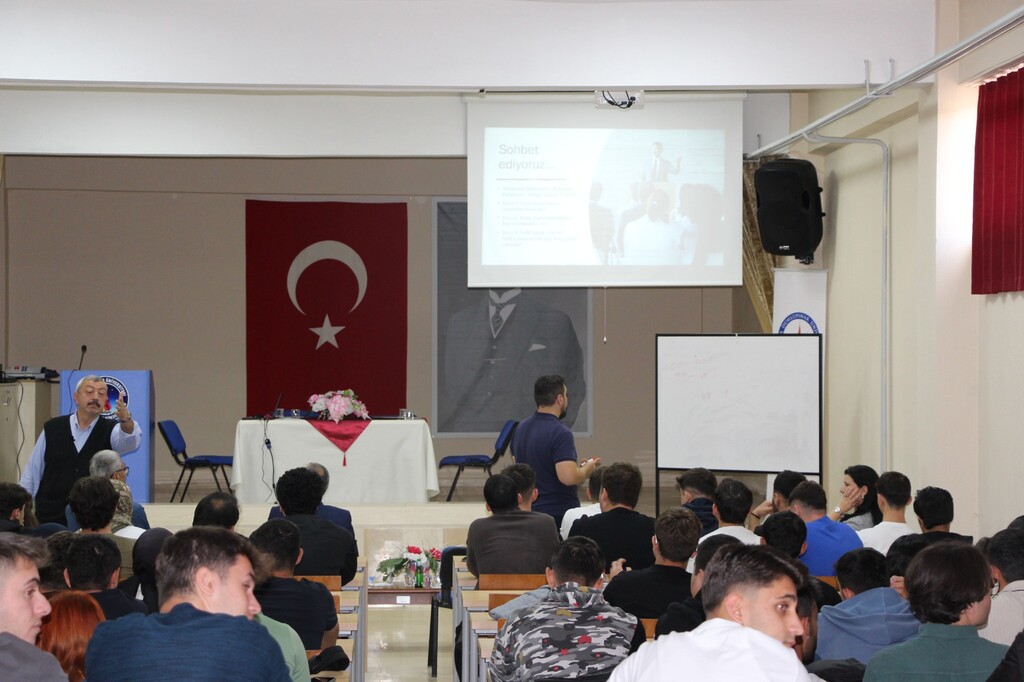 Gediz MYO’da “Ara Eleman Değil Aranan Eleman Olmak!” Söyleşisi: Girişimcilik ve Yetkinlik Vurgusu