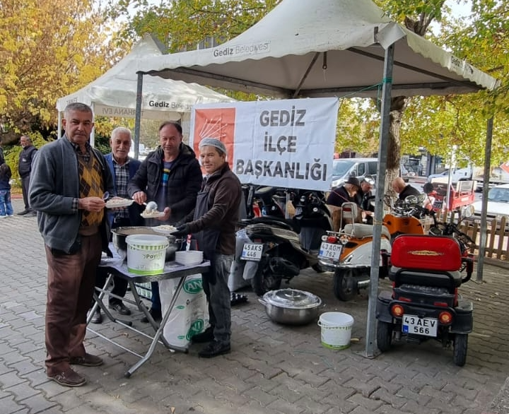 CHP Gediz Teşkilatı’ndan Anlamlı İkram: Atatürk ve Silah Arkadaşları İçin Pilav Hayrı