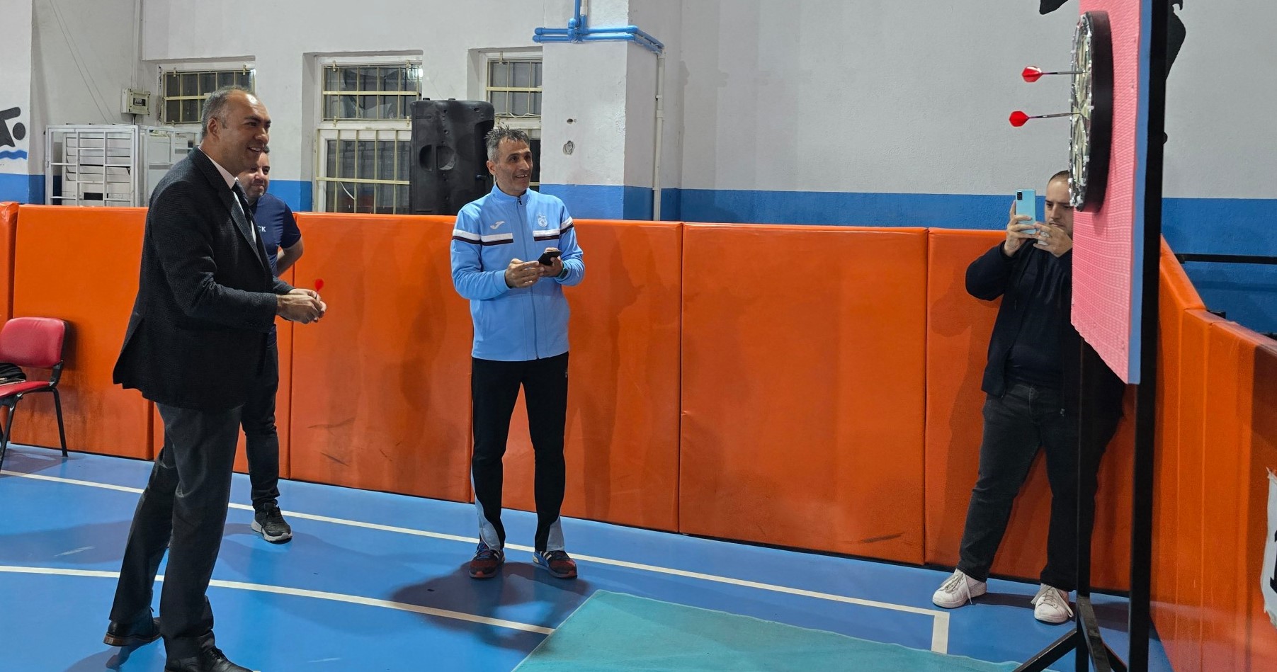 Hedef 12’den Vuruldu: Gediz’de Öğretmenler Arası Masa Tenisi ve Dart Heyecanı Sona Erdi