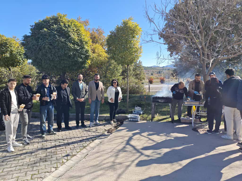 Üniversite Öğrencileri Sınav Stresini Mangal Etkinliğinde Attı: Gediz Müftülüğünden Moral Desteği