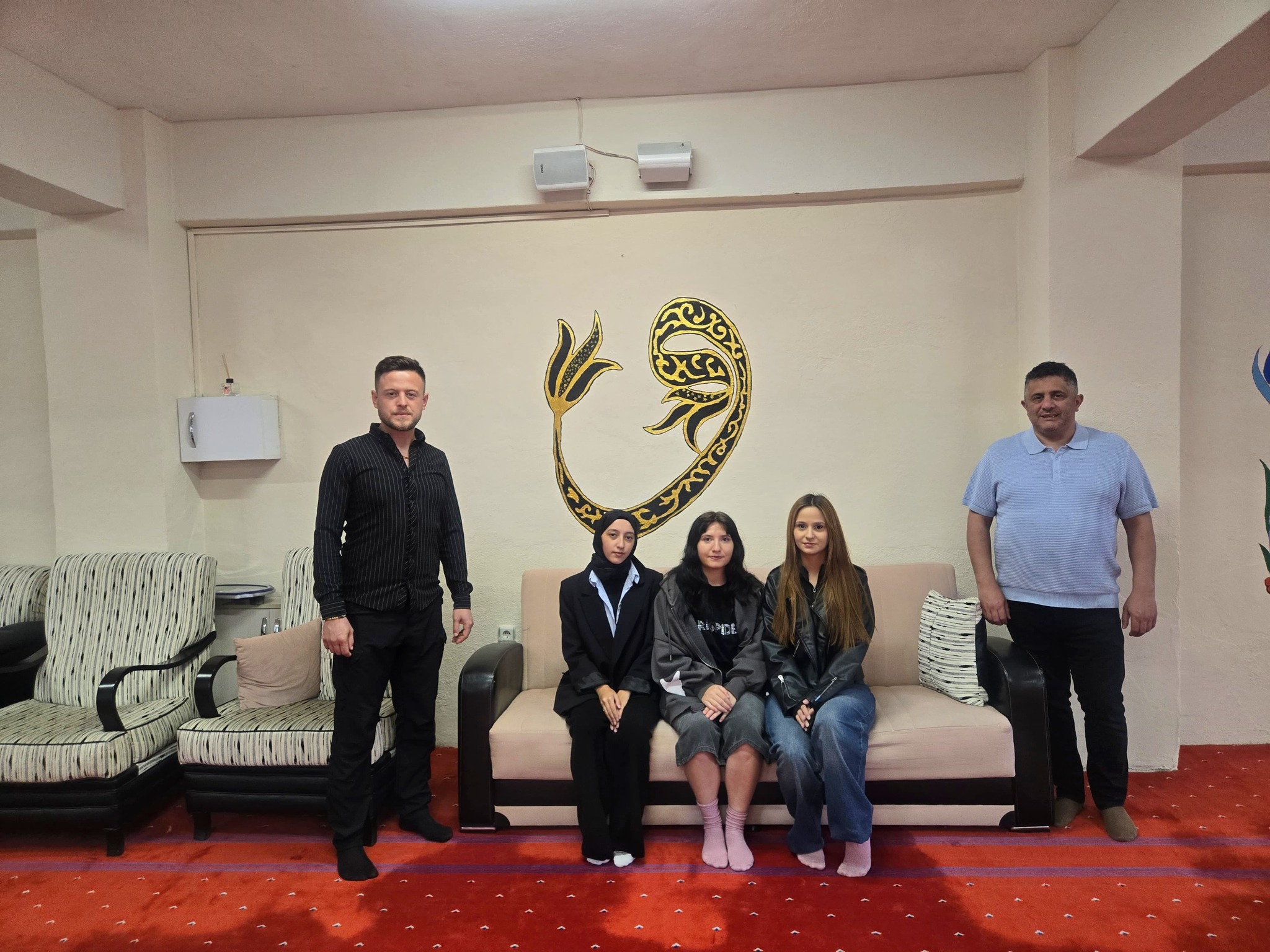 Gediz Gençlik Merkezi’ne Üniversite Öğrencilerinden Sanatsal Dokunuş: Tezhip Sanatıyla Güzelleşti