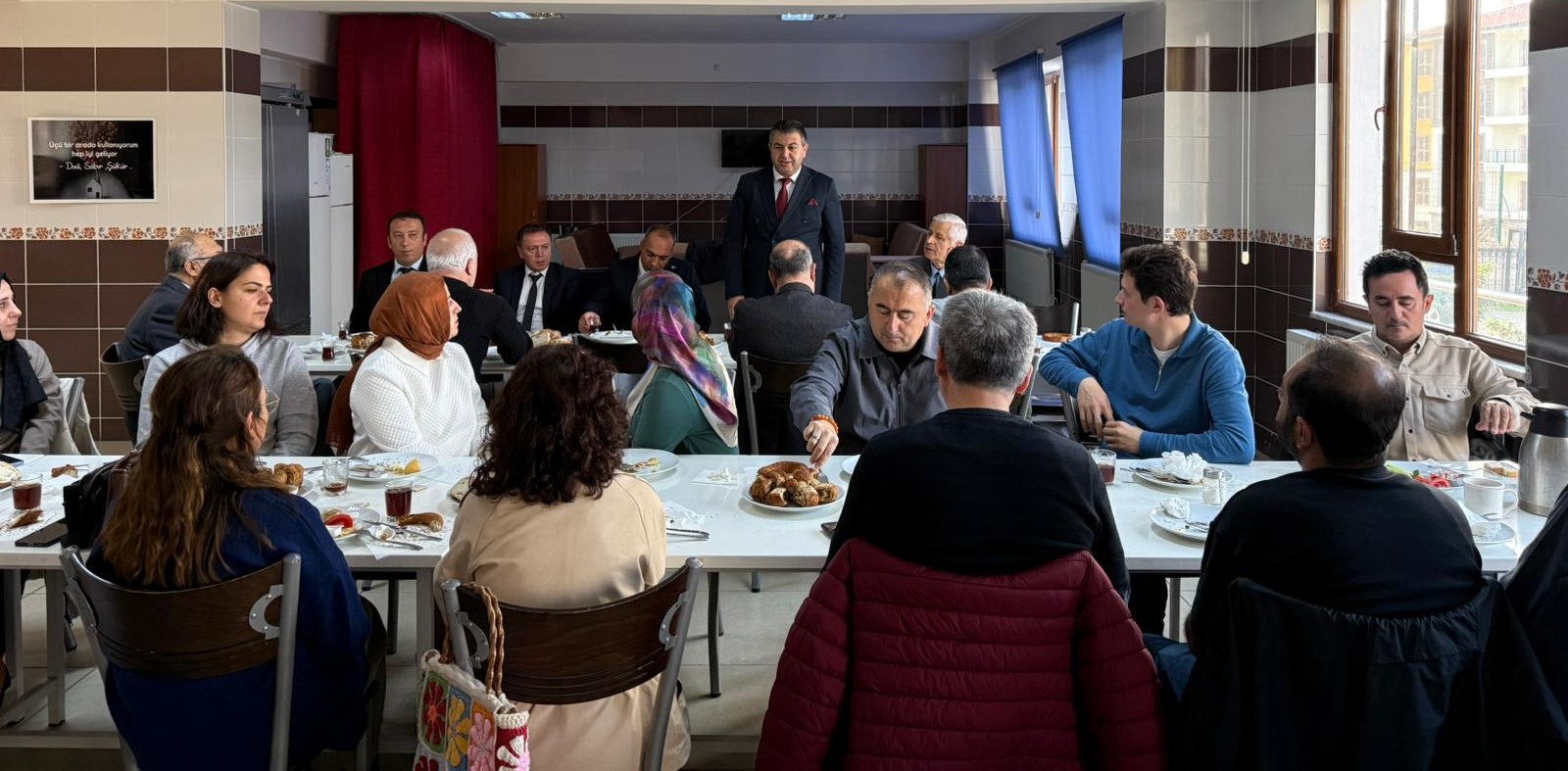 Gediz’de Öğretmenlere Özel Ziyaret: Başkan Akel’den 24 Kasım Jestleri