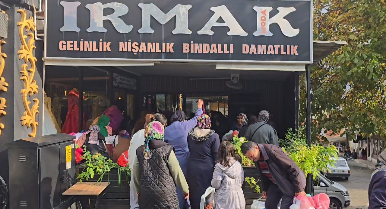 Gediz’de Gönülleri Isıtan Hareket: Gelinlikçi Esnafından Öğrencilere ve Ev Hanımlarına Ücretsiz Kumaş Desteği