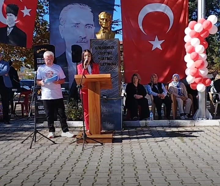 Gediz Kayaköy’de Cumhuriyet Coşkusu Hiç Bitmiyor: Okul Olmasa da Köy Meydanı Doldu Taştı