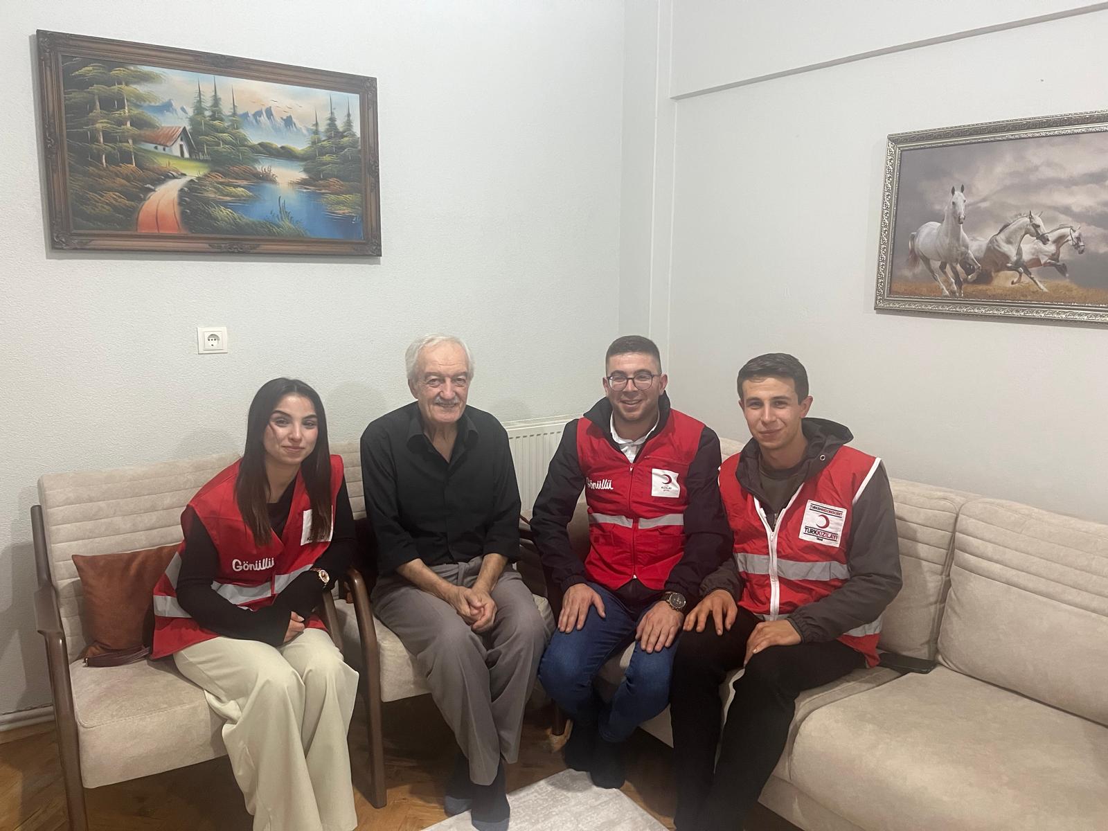 GENÇ KIZILAY GÖNÜLLÜLERİNDEN EMEKLİ ÖĞRETMENLERE DUYGUSAL ZİYARET